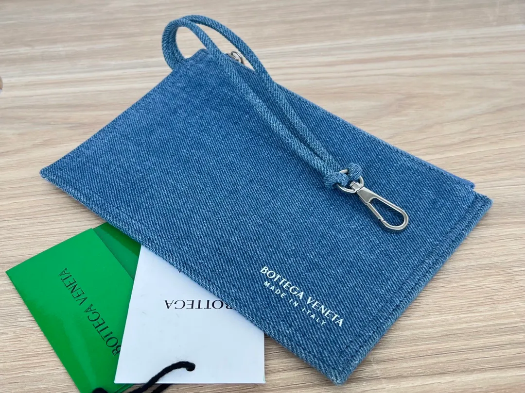The new Denny denim tote bag 🎈 The denim bag that has been closely watched since the preview is out~ I really love this genderless denim tote bag. The soft denim material feels so comfortable and there are no creases [Victory] The size is suitable. It has a small bag inside and the upper body is really comfortable. It makes people feel happy 💙 If I don’t buy a denim bag this year, I dare not say that I know fashion!  Dimensions: 25x16x8.